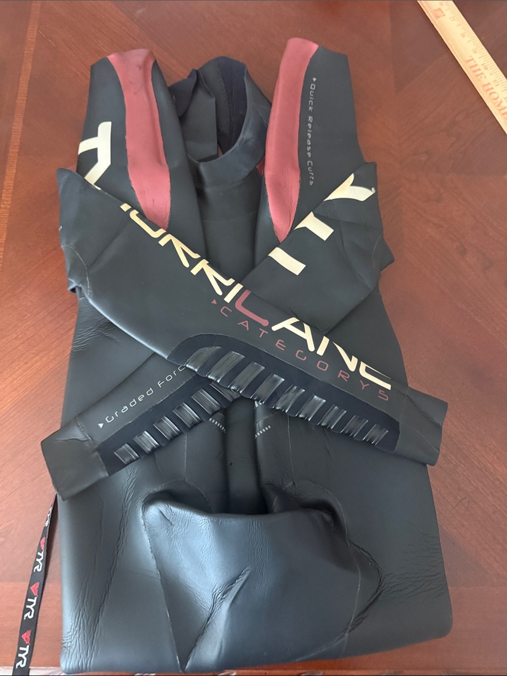 TYR Black Fullsleeve hurricane Wetsuit with Burgundy Panels Sz S back zip - Picture 14 of 14